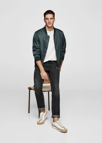 Come indossare e abbinare jeans neri con sneakers basse bianche: Potresti abbinare un giubbotto bomber di raso verde scuro con jeans neri per un look spensierato e alla moda. Sneakers basse bianche sono una interessante scelta per completare il look.
