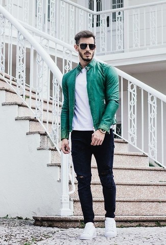 Quale jeans indossare con sneakers basse bianche per un uomo di 30 anni quando fa caldo in modo rilassato: Indossa un giubbotto bomber in pelle verde con jeans per un'atmosfera casual-cool. Sneakers basse bianche sono una eccellente scelta per completare il look.