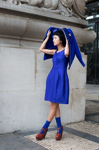 Come indossare e abbinare décolleté bordeaux: Opta per un giubbotto bomber blu e un vestito a pieghe blu per essere trendy e seducente. Décolleté bordeaux sono una gradevolissima scelta per completare il look.