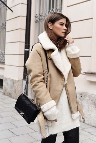 Come indossare e abbinare una borsa trapuntata quando fa gelo: Combina un giubbotto in shearling beige con una borsa trapuntata per un look trendy e alla mano.