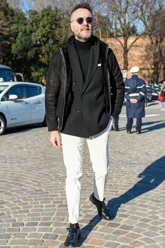 Quale blazer indossare con scarpe double monk nere per un uomo di 50 anni quando fa gelo in modo smart-casual: Vestiti con un blazer e chino bianchi, perfetto per il lavoro. Sfodera il gusto per le calzature di lusso e scegli un paio di scarpe double monk nere.