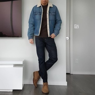 Come indossare e abbinare una giacca blu per un uomo di 30 anni quando fa gelo: Prova a combinare una giacca blu con jeans neri per un look spensierato e alla moda. Chukka in pelle scamosciata marroni sono una gradevolissima scelta per completare il look.