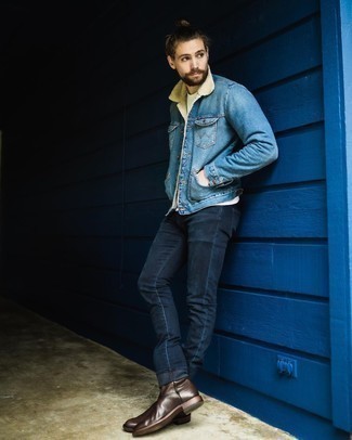 Come indossare e abbinare jeans blu quando fa gelo in modo smart-casual: Prova a combinare un giubbotto in shearling di jeans blu con jeans blu per affrontare con facilità la tua giornata. Stivali chelsea in pelle marrone scuro impreziosiranno all'istante anche il look più trasandato.