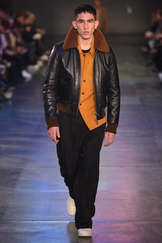 Look alla moda per uomo: Giubbotto in shearling nero, Camicia a maniche lunghe di flanella arancione, T-shirt girocollo nera, Chino neri