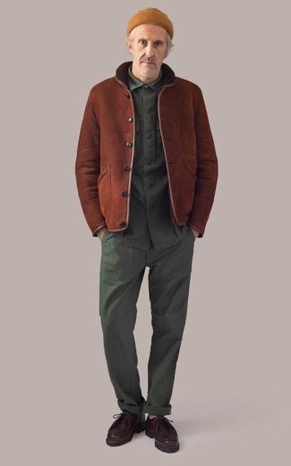 Come indossare e abbinare chukka per un uomo di 50 anni in inverno 2025: Vestiti con un giubbotto in shearling marrone e chino verde scuro per un look raffinato per il tempo libero. Chukka sono una buona scelta per completare il look. È eccellente scelta per quest'inverno!