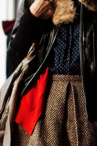 Come indossare e abbinare una giacca marrone scuro: Per un outfit quotidiano pieno di carattere e personalità, combina una giacca marrone scuro con una gonna a pieghe di lana a spina di pesce marrone.
