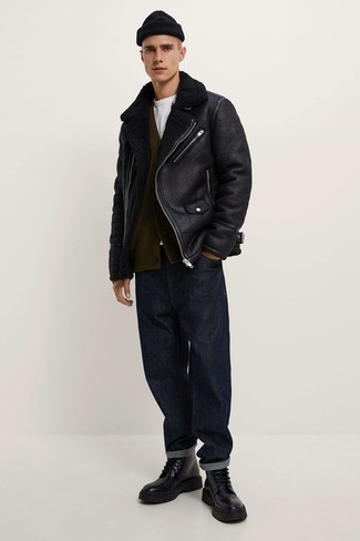 Look alla moda per uomo: Giubbotto in shearling nero, Cardigan marrone scuro, T-shirt girocollo bianca, Jeans blu scuro