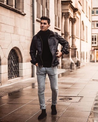 Quale jeans indossare con stivali chelsea neri in modo smart-casual: Punta su un giubbotto in shearling nero e jeans per un look semplice, da indossare ogni giorno. Scegli uno stile classico per le calzature e opta per un paio di stivali chelsea neri.