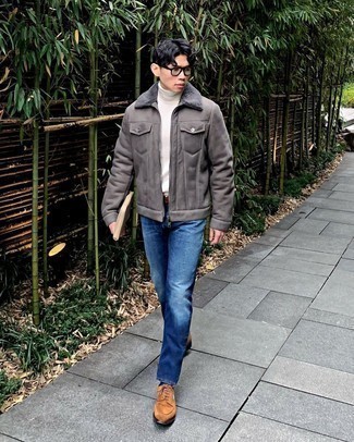 Quale jeans indossare con scarpe derby marroni quando fa freddo: Per un outfit quotidiano pieno di carattere e personalità, scegli un outfit composto da un giubbotto in shearling grigio e jeans. Un bel paio di scarpe derby marroni è un modo semplice di impreziosire il tuo look.