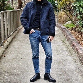 Come indossare e abbinare jeans blu con stivali in pelle neri per un uomo di 30 anni: Metti un giubbotto in shearling blu scuro e jeans blu per vestirti casual. Stivali in pelle neri daranno lucentezza a un look discreto.