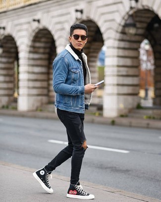 Come indossare e abbinare sneakers alte nere e blu quando fa gelo in modo rilassato: Metti un giubbotto in shearling di jeans blu e jeans strappati neri per un look perfetto per il weekend. Sneakers alte nere e blu sono una eccellente scelta per completare il look.