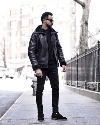 Come indossare e abbinare jeans neri quando fa gelo: Coniuga un giubbotto in shearling nero con jeans neri per vestirti casual. Un paio di stivali chelsea in pelle scamosciata neri darà un tocco di forza e virilità a ogni completo.