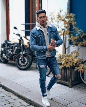 Quale jeans indossare con sneakers basse bianche per un uomo di 20 anni quando fa gelo: Metti un giubbotto in shearling di jeans blu e jeans per un look comfy-casual. Aggiungi un tocco fantasioso indossando un paio di sneakers basse bianche.