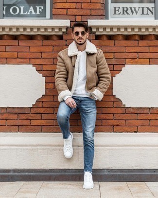 Quale jeans indossare con una felpa bianca e rossa per un uomo di 20 anni in modo casual: Scegli una felpa bianca e rossa e jeans per un'atmosfera casual-cool. Sneakers basse in pelle bianche sono una valida scelta per completare il look.
