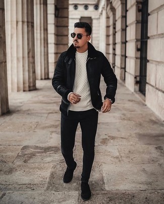 Quale maglione a trecce indossare con jeans neri per un uomo di 20 anni: Questa combinazione di un maglione a trecce e jeans neri è perfetta per il tempo libero. Prova con un paio di stivali chelsea in pelle scamosciata neri per un tocco virile.