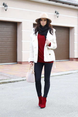 Look alla moda per donna: Giubbotto in shearling bianco, Maglione con scollo a cappuccio rosso, Jeans aderenti neri, Stivaletti in pelle scamosciata rossi