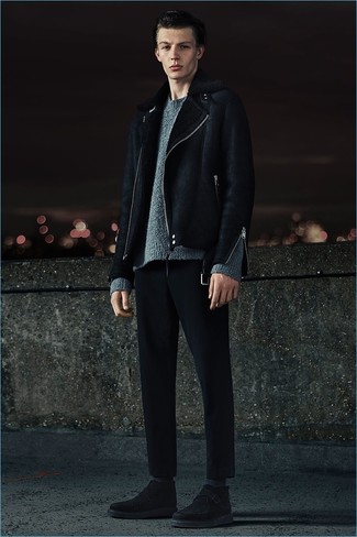 Quale maglione girocollo indossare con chukka nere per un uomo di 20 anni quando fa gelo in modo smart-casual: Abbina un maglione girocollo con chino neri per vestirti casual. Chukka nere sono una buona scelta per completare il look.