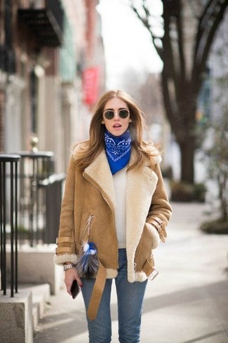 Come indossare e abbinare un maglione girocollo bianco per una donna di 30 anni quando fa freddo: Prova a combinare un maglione girocollo bianco con jeans aderenti blu per un fantastico look da sfoggiare nel weekend.