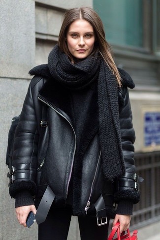 Come indossare e abbinare una sciarpa per una donna di 20 anni quando fa freddo: Prova ad abbinare un giubbotto in shearling nero con una sciarpa per un look perfetto per il weekend.