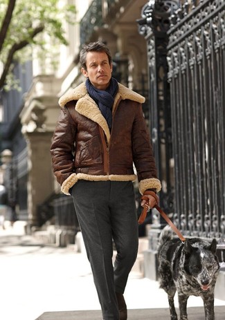Come indossare e abbinare pantaloni eleganti grigi per un uomo di 30 anni quando fa gelo: Scegli un outfit composto da un giubbotto in shearling marrone e pantaloni eleganti grigi per un look elegante e di classe.