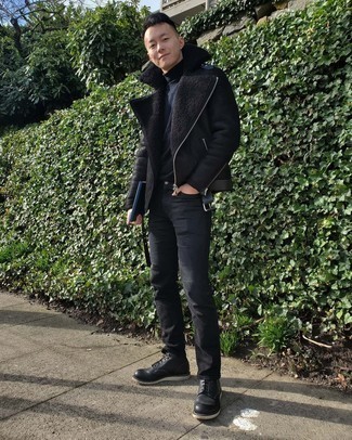 Moda uomo anni 30 quando fa gelo: Combina un giubbotto in shearling nero con jeans neri per un look semplice, da indossare ogni giorno. Scegli uno stile classico per le calzature e scegli un paio di stivali casual in pelle neri.