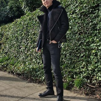 Quale jeans indossare con stivali casual neri: Scegli un outfit composto da un giubbotto in shearling nero e jeans per vestirti casual. Scegli un paio di stivali casual neri come calzature per mettere in mostra il tuo gusto per le scarpe di alta moda.