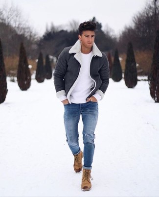 Come indossare e abbinare un maglione bianco per un uomo di 20 anni quando fa gelo: Combina un maglione bianco con jeans aderenti strappati blu per un outfit rilassato ma alla moda. Sfodera il gusto per le calzature di lusso e opta per un paio di stivali casual in nubuck marrone chiaro.