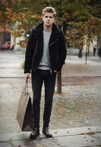 Quale maglione a trecce indossare con jeans neri per un uomo di 20 anni: Abbina un maglione a trecce con jeans neri per un look semplice, da indossare ogni giorno. Mostra il tuo gusto per le calzature di alta classe con un paio di stivali chelsea in pelle neri.