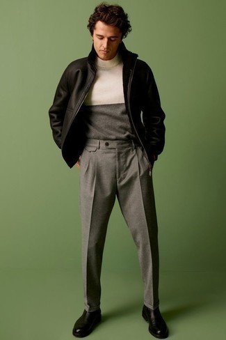Moda uomo anni 30 quando fa gelo: Combina un giubbotto in shearling nero con pantaloni eleganti grigi per un look elegante e alla moda. Perfeziona questo look con un paio di stivali chelsea in pelle neri.