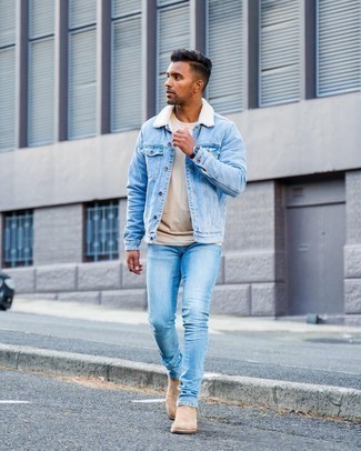 Quale jeans aderenti indossare con stivali chelsea beige: Abbina un giubbotto in shearling di jeans azzurro con jeans aderenti per un look semplice, da indossare ogni giorno. Stivali chelsea beige daranno lucentezza a un look discreto.