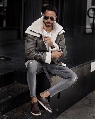 Quale jeans indossare con scarpe double monk marrone scuro per un uomo di 30 anni in modo casual: Prova a combinare un giubbotto in shearling grigio con jeans per un look perfetto per il weekend. Mettiti un paio di scarpe double monk marrone scuro per un tocco virile.