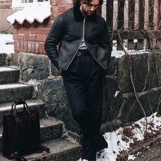 Look alla moda per uomo: Giubbotto in shearling nero, T-shirt girocollo grigia, Pantaloni eleganti neri, Sneakers basse di tela bianche