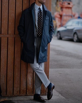 Come indossare e abbinare calzini blu in modo formale: Prova a combinare un impermeabile blu scuro con calzini blu per un look comfy-casual. Scegli uno stile classico per le calzature e indossa un paio di mocassini eleganti in pelle marrone scuro.