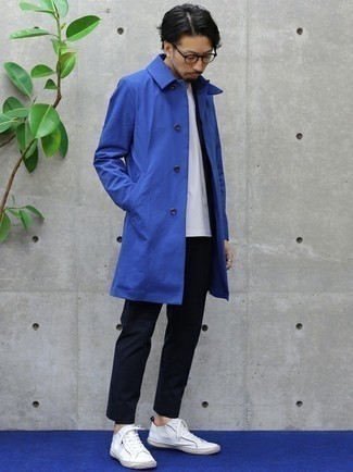 Come indossare e abbinare un cappotto blu: Scegli un cappotto blu e un abito blu scuro come un vero gentiluomo. Rifinisci questo look con un paio di sneakers basse di tela bianche.