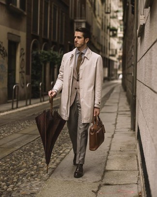 Quale scarpe oxford indossare con un blazer marrone chiaro per un uomo di 30 anni in modo formale: Scegli uno stile classico in un blazer marrone chiaro e pantaloni eleganti grigi. Scarpe oxford sono una eccellente scelta per completare il look.
