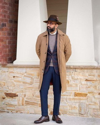Quale blazer indossare con scarpe monk marroni in modo smart-casual: Sfoggia il tuo aspetto migliore con un blazer e pantaloni eleganti blu scuro. Scarpe monk marroni sono una valida scelta per completare il look.