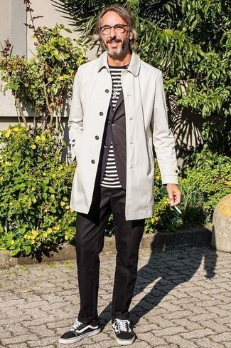 Come indossare e abbinare un blazer con un impermeabile per un uomo di 50 anni: Potresti combinare un impermeabile con un blazer se preferisci uno stile ordinato e alla moda. Scegli un paio di sneakers basse di tela nere e bianche per avere un aspetto più rilassato.