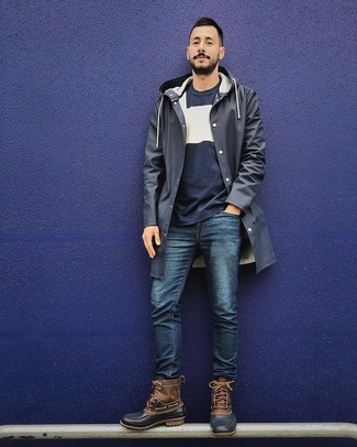 Quale impermeabile indossare con jeans blu per un uomo di 30 anni in modo casual: Coniuga un impermeabile con jeans blu per un look spensierato e alla moda. Stivali da neve marroni daranno una nuova dimensione a un look altrimenti classico.