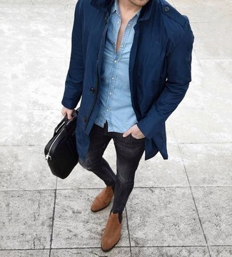 Come indossare e abbinare un cappotto blu in modo casual: Prova a combinare un cappotto blu con jeans aderenti strappati grigio scuro per una sensazione di semplicità e spensieratezza. Sfodera il gusto per le calzature di lusso e calza un paio di stivali chelsea in pelle scamosciata marrone chiaro.