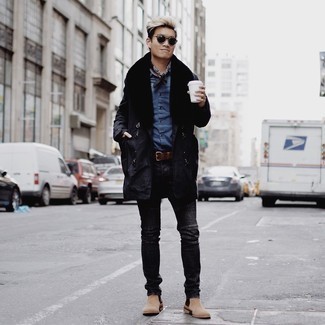Come indossare e abbinare jeans aderenti neri in autunno 2024: Potresti abbinare un impermeabile nero con jeans aderenti neri per una sensazione di semplicità e spensieratezza. Scegli un paio di stivali chelsea in pelle scamosciata marrone chiaro per mettere in mostra il tuo gusto per le scarpe di alta moda. È splendida idea per tuo outfit autunnale!