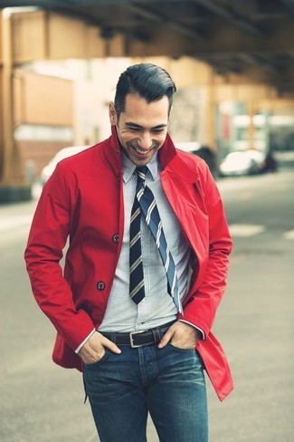 Come indossare e abbinare una cravatta blu scuro in autunno 2024 in modo casual: Prova a combinare un impermeabile rosso con una cravatta blu scuro per creare un look smart casual. È stupenda scelta per essere perfettamente alla moda questo autunno!