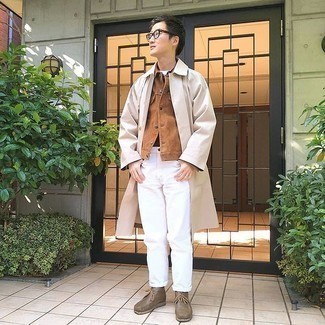 Come indossare e abbinare una camicia giacca marrone con jeans bianchi in modo smart-casual: Opta per una camicia giacca marrone e jeans bianchi per un look raffinato per il tempo libero. Chukka in pelle marroni sono una eccellente scelta per completare il look.