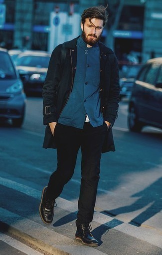 Come indossare e abbinare una camicia giacca blu scuro con chino neri: Potresti combinare una camicia giacca blu scuro con chino neri per un look davvero alla moda. Perfeziona questo look con un paio di stivali casual in pelle neri.