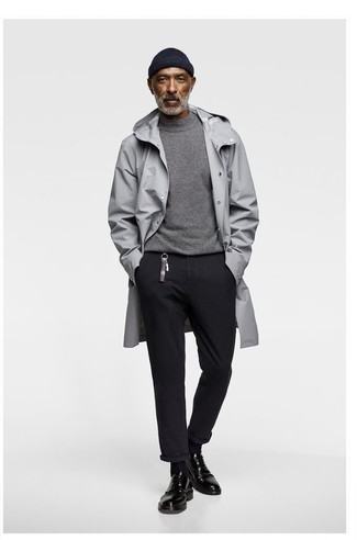 Moda uomo anni 50: Indossa un impermeabile grigio e chino neri per un look raffinato per il tempo libero. Calza un paio di scarpe derby in pelle nere per mettere in mostra il tuo gusto per le scarpe di alta moda.