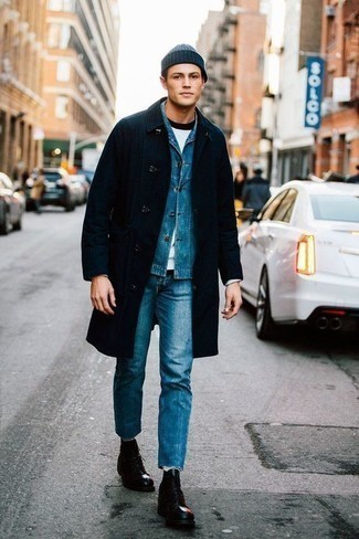 Quale jeans indossare con un impermeabile blu scuro quando fa freddo in modo casual: Indossa un impermeabile blu scuro e jeans per un outfit comodo ma studiato con cura. Opta per un paio di stivali casual in pelle neri per dare un tocco classico al completo.