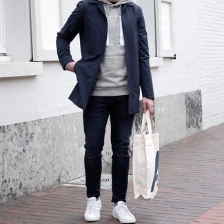 Quale impermeabile indossare con sneakers basse bianche: Potresti combinare un impermeabile con jeans blu scuro per un outfit comodo ma studiato con cura. Sneakers basse bianche sono una eccellente scelta per completare il look.