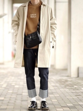 Come indossare e abbinare jeans grigio scuro per un uomo di 30 anni quando fa caldo: Combina un impermeabile beige con jeans grigio scuro per un look raffinato per il tempo libero. Indossa un paio di scarpe derby in pelle nere per dare un tocco classico al completo.