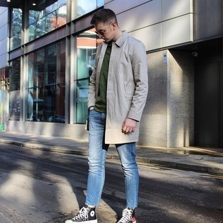 Quale sneakers alte indossare con un impermeabile grigio: Indossa un impermeabile grigio con jeans blu per un look trendy e alla mano. Sneakers alte renderanno il tuo look davvero alla moda.