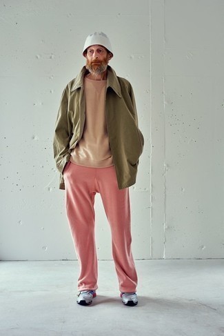 Quale pantaloni sportivi indossare con una felpa rosa quando fa caldo: Indossa una felpa rosa e pantaloni sportivi per un look comfy-casual. Prova con un paio di scarpe sportive grigie per un tocco più rilassato.