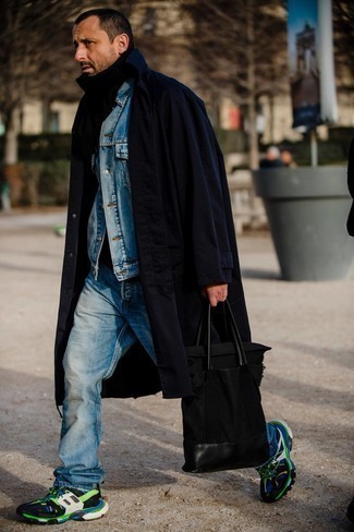 Quale jeans indossare con una giacca di jeans azzurra: Combina una giacca di jeans azzurra con jeans per affrontare con facilità la tua giornata. Scarpe sportive multicolori aggiungono un tocco particolare a un look altrimenti classico.